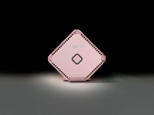 Purificateur d'air blanc compact pour les petits espaces et les voitures élimine la fumée de tabac et les odeurs de cigare